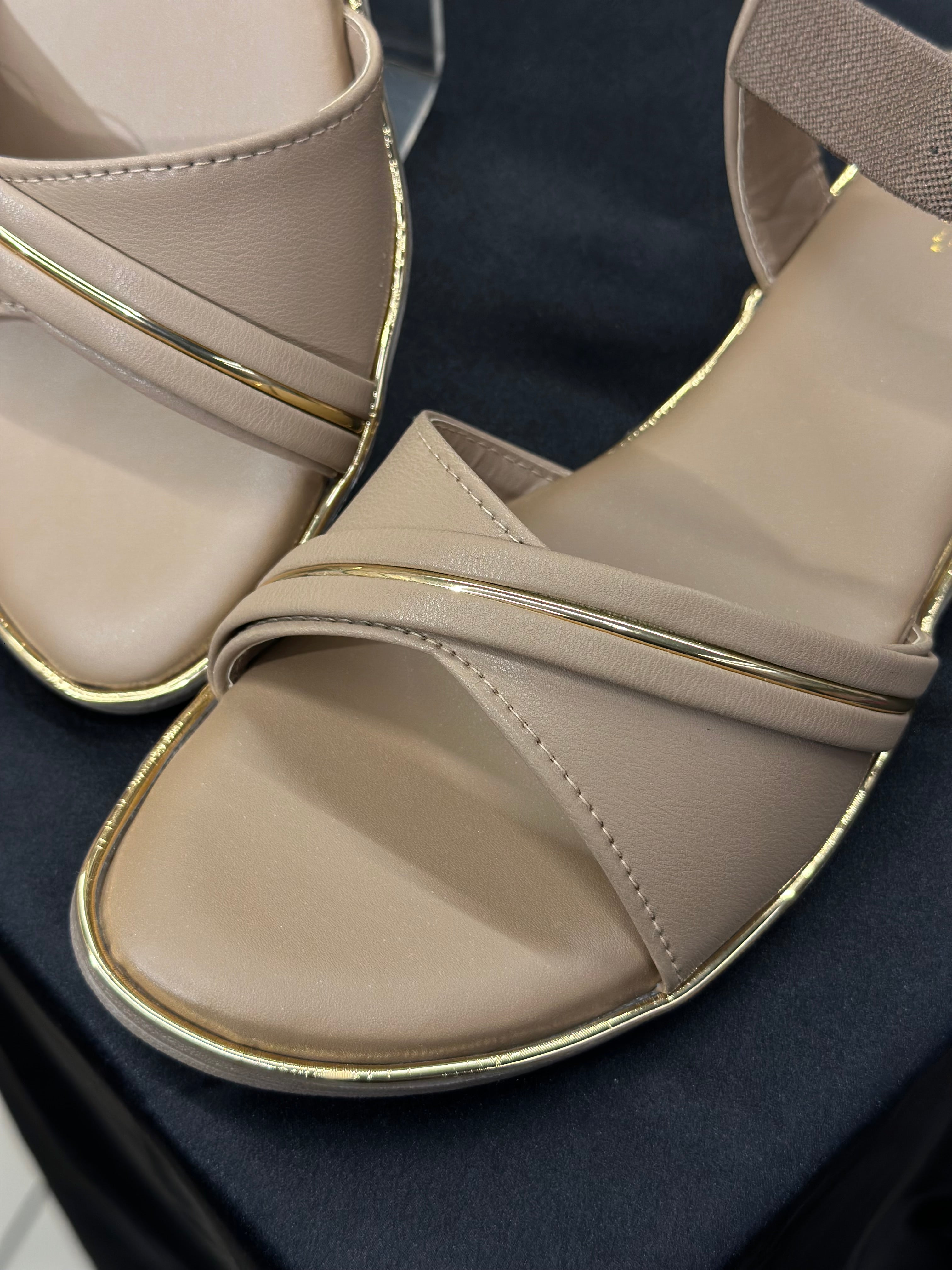 WOMEN COVERING SANDAL