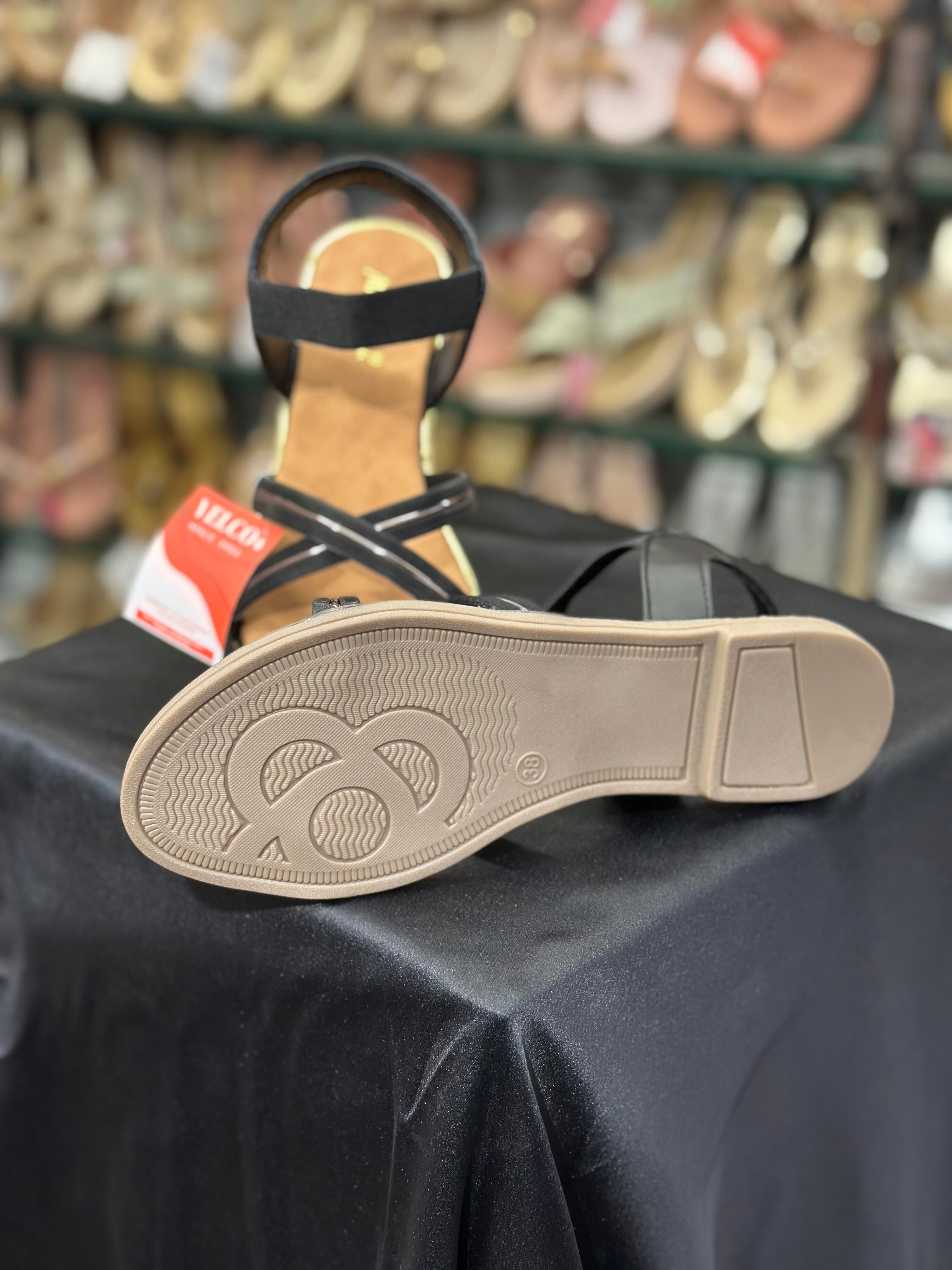 WOMEN COVERING SANDAL