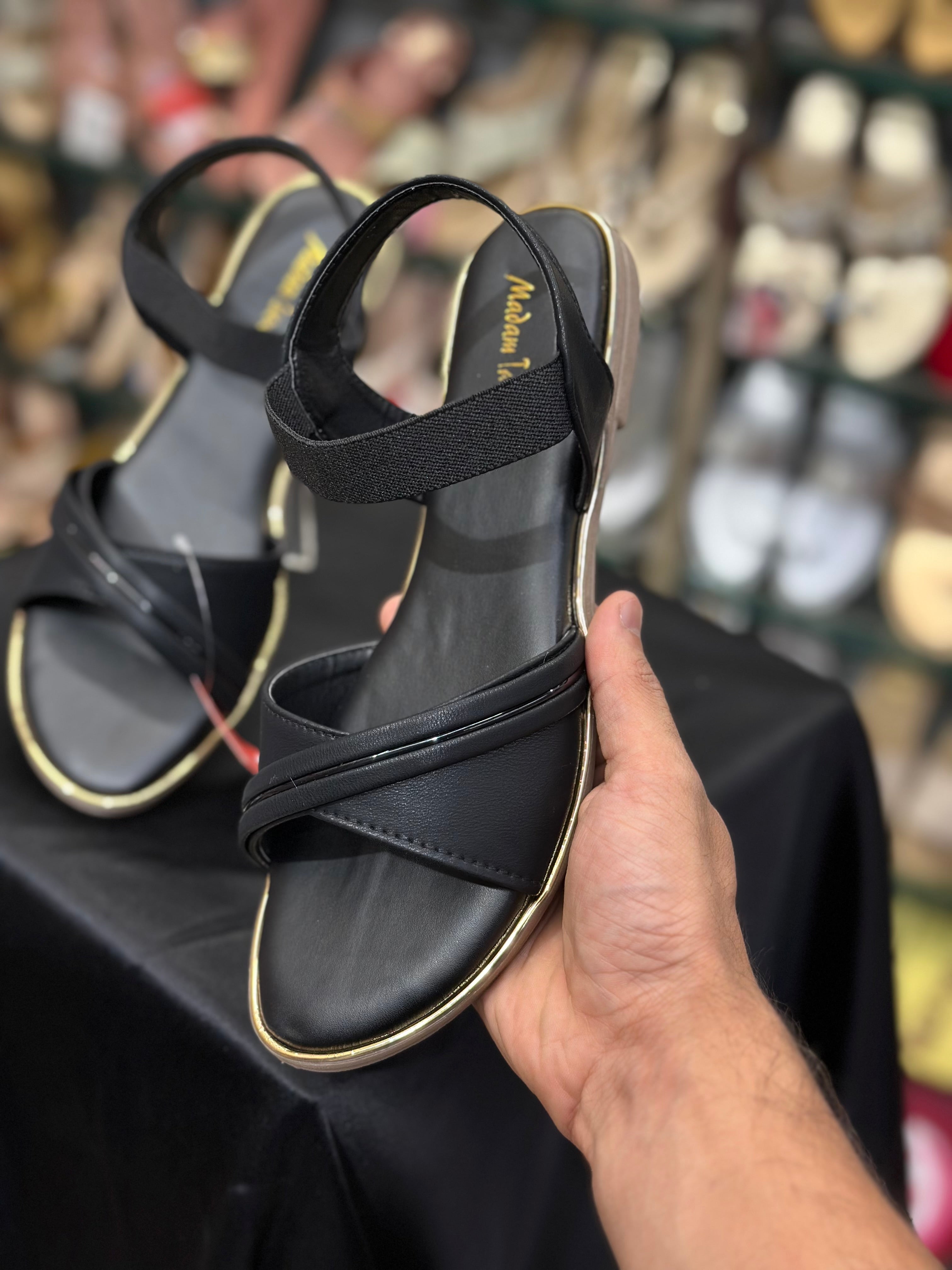 WOMEN COVERING SANDAL