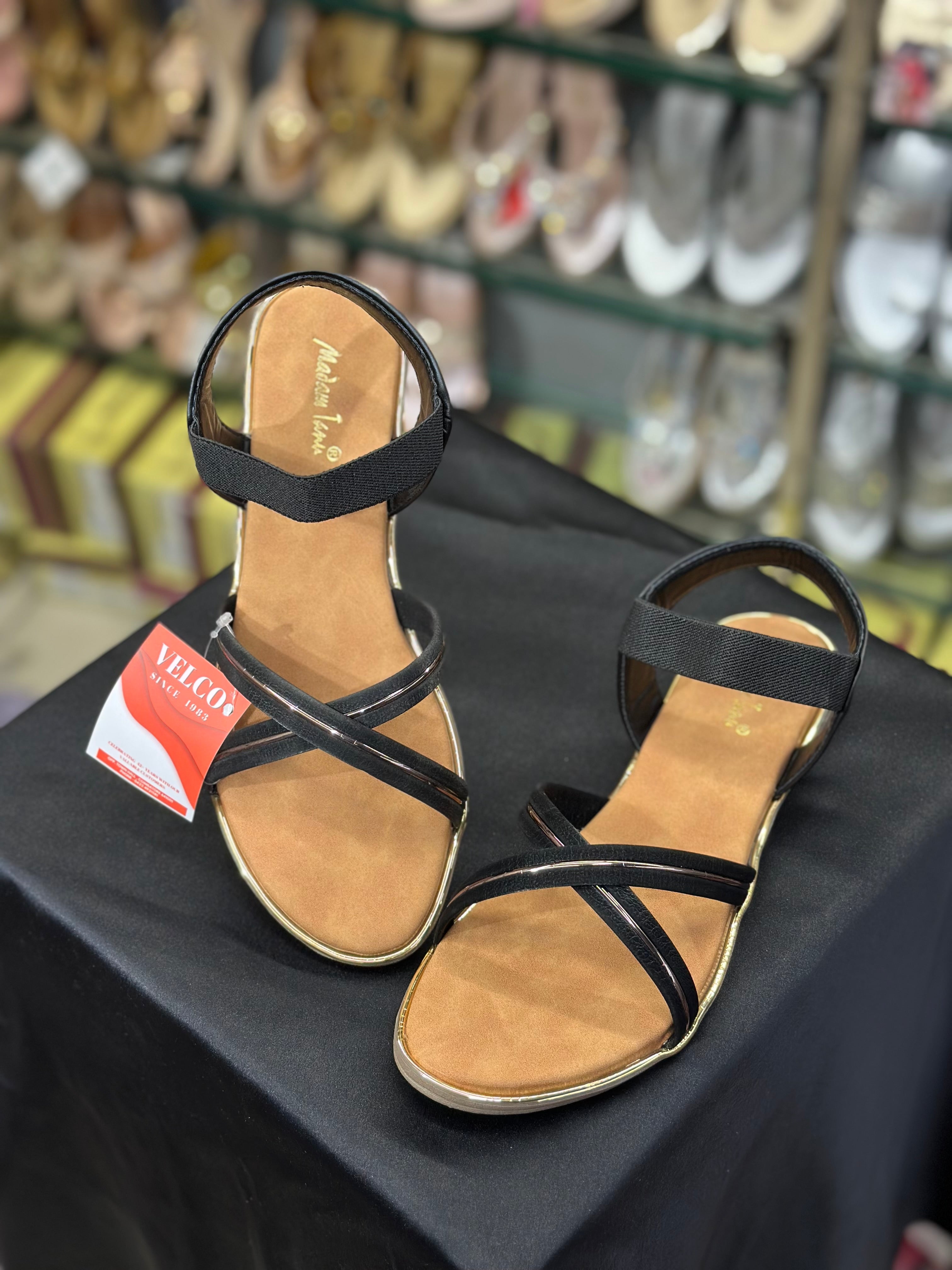 WOMEN COVERING SANDAL