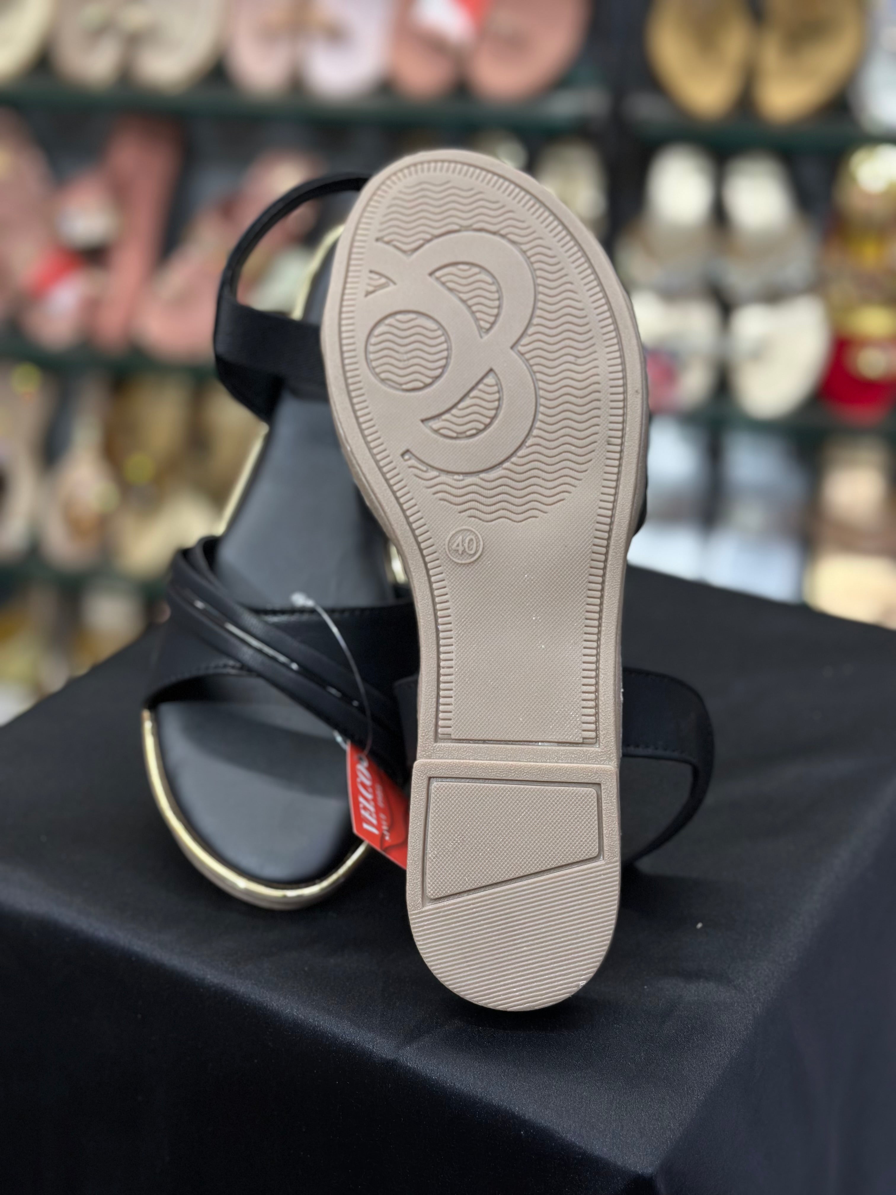 WOMEN COVERING SANDAL