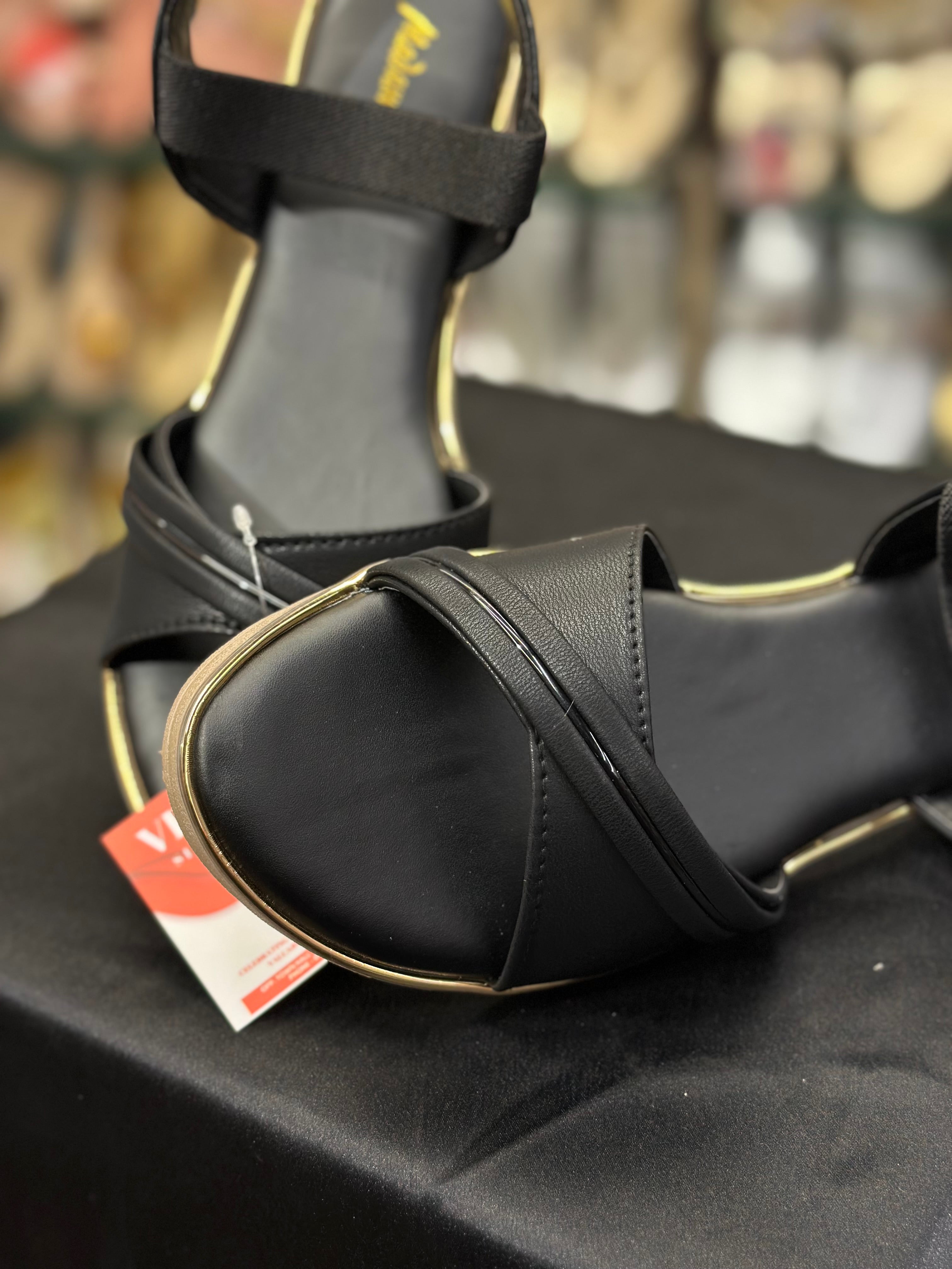 WOMEN COVERING SANDAL